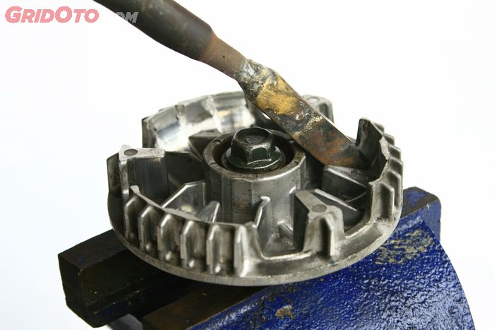 Kerok jalur roller di pulley depan motor matic dengan metode manual