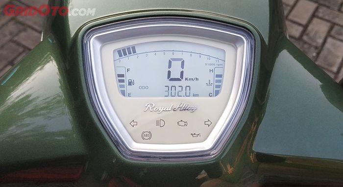 Royal Alloy speedometer tampak modern dengan ornamen klasik, nyala lampunya juga terang memudahkan visibilitas