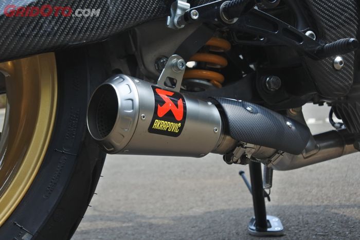 Knalpot Akrapovic.
