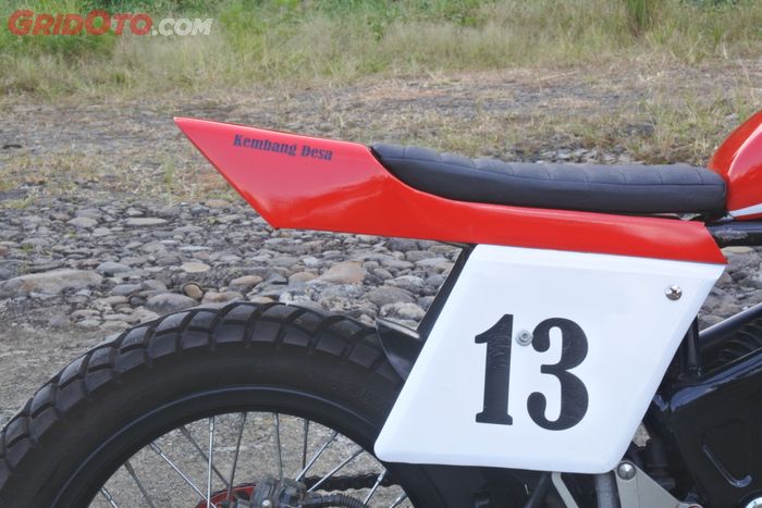 Bagian buritan belakang flat tracker berbasis Ninja 150 RR .