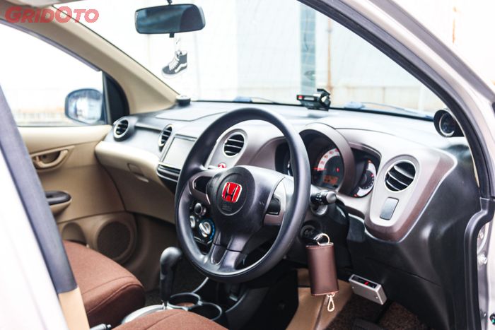 Modifikasi Kabin Honda Brio Satya Ini Full Peredam dan Pasang Jok