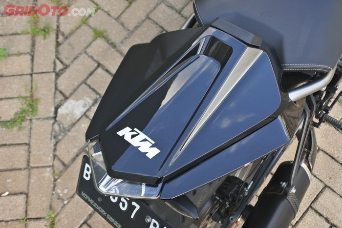 Cover seat belakang KTM Duke 250 ini membuat motor ini menjadi single seat.