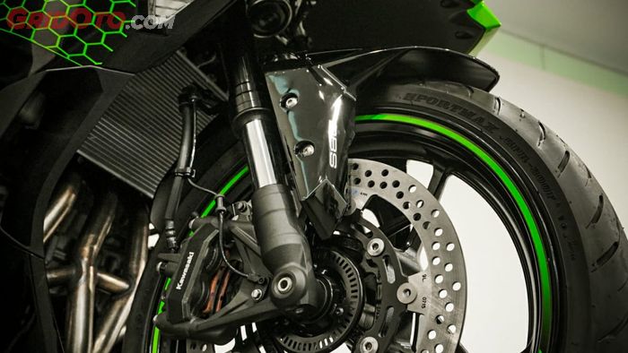 Suspensi depan Kawasaki Ninja ZX-25R