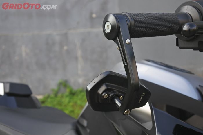 Spion bar end Rizoma sebagai pemanis di KTM Duke 250 ini.