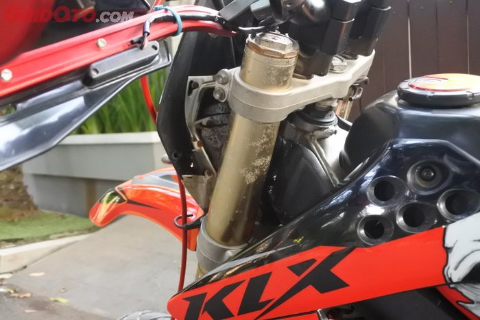 Ada sedikit penyesuaian ketika proses pemasangan upside down CRF 250 R ke KLX 150.