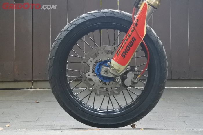 Kawasaki KLX 150 ini pakai wheelset Honda CRF 250 M.