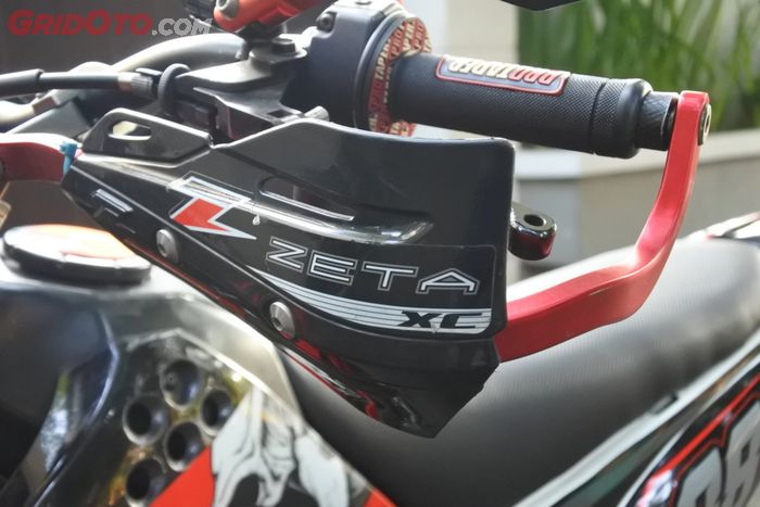 Handguard pakai Zeta, dan stang fatbar Renthal dipilih untuk kemudi di KLX 150 supermoto ini.