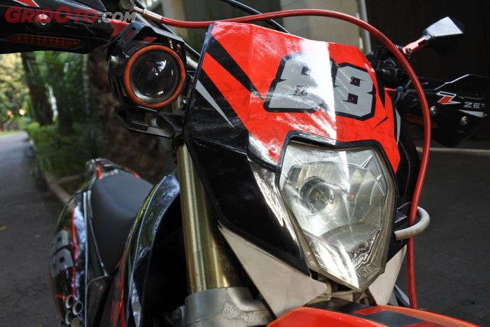 KLX 150 ini pakai headlamp KTM EXC 250.