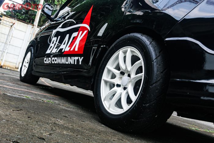 Dibungkus ban semi slick lansiran Achilles