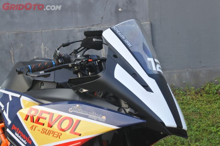 Bagian depan KTM RC250 track day ini sengaja dibuat 'buta'. Pakai windshield Powerparts khusus race.