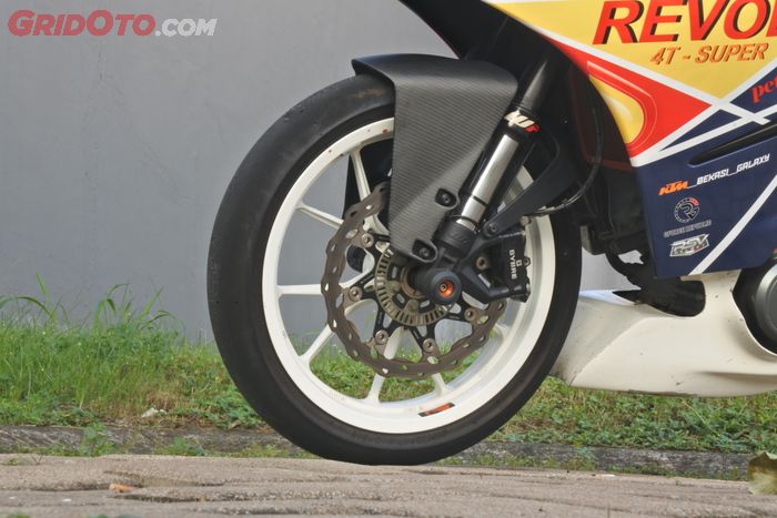 Bagian kaki depan KTM RC250 track day ini pakai discbrake dan brakepad Galfer Performance.