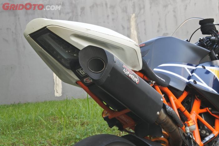 Bagian buritan belakang KTM RC250, stoplamp khusus untuk race plus knalpot Proliner race spec.