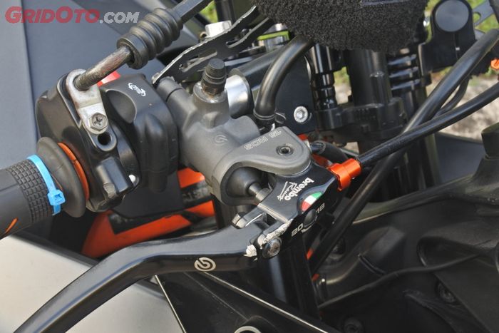 Pengereman di KTM RC250 track day ini pakai Brembo RCS 15.