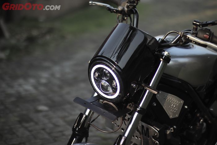 Bagian kemudi dan headlamp di Yamaha MT-25 street tracker.