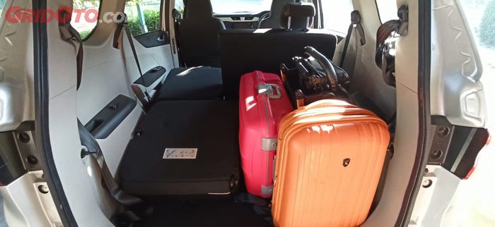 Saat Triber mau bawa barang ukuran panjang, jok bisa direbahkan