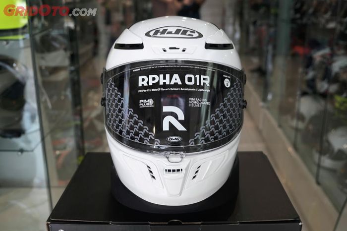 Tampak depan helm balap motor HJC RPHA 01R dalam keadaan semua lubang ventilasi dibuka.