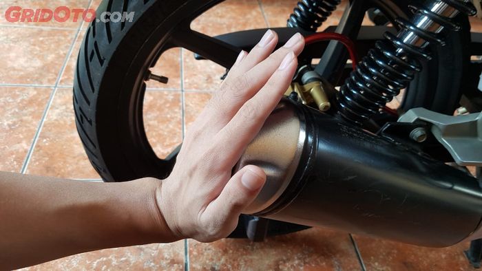 Coba hidupkan mesin dan tutup ujung knalpot buat tes kebocoran knalpot motor