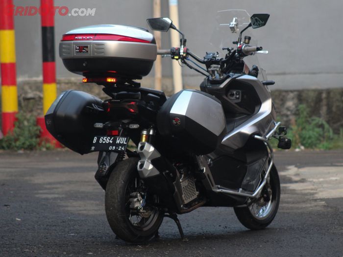 Modifikasi Honda ADV 150 bergaya touring bike, garapan Agung dari Bikers Gear Indonesia.