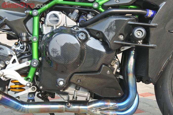 Part carbon hampir di seluruh bagian motor, termasuk mesin di Ninja H2 ini.