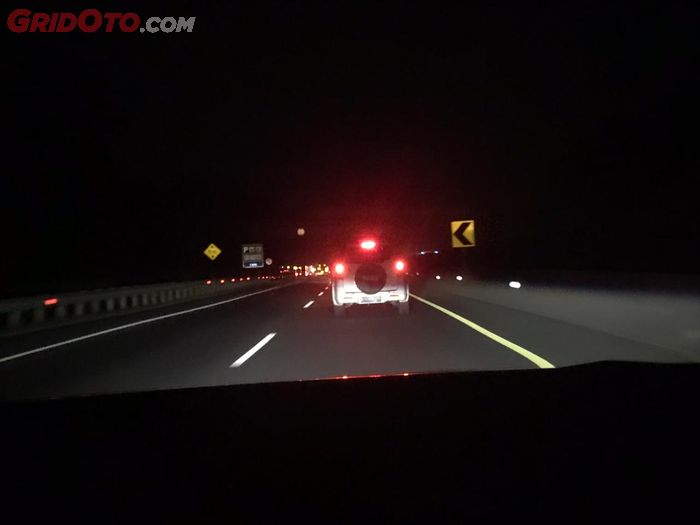 ILUSTRASI. Pengereman mobil dengan lampu rem menyala.