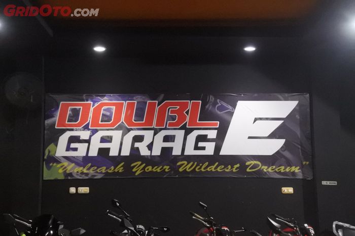 Ngga cuma jual moge, Double E Garage juga jual part modifikasi khusus moge.