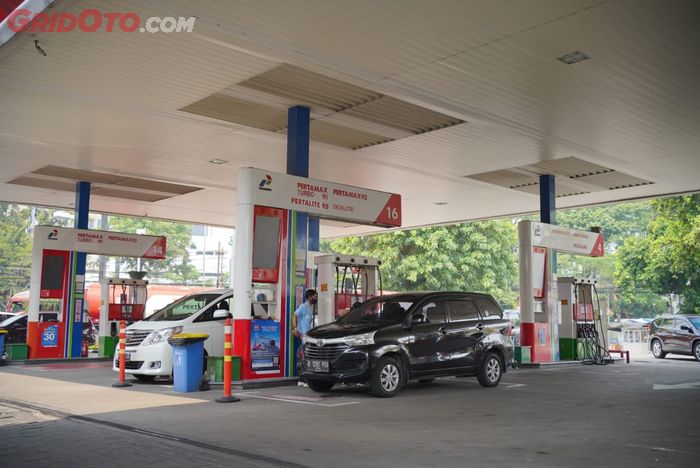 Ilustrasi Isi Bahan Bakar Minyak (BBM) di SPBU Saat Siang Hari