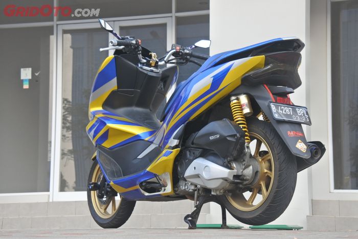 Pakai konsep Wolverine, seluruh bodi Honda PCX 150 ini dilabur warna kuning dan biru.