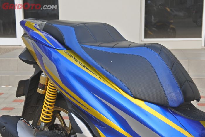 Jok custom dicustom sesuai dengan konsep modifikasi di Honda PCX 150 milik Harry ini.