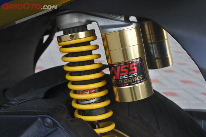 Shock belakang Honda PCX 150 ini memakai aftermarket dari YSS Gold Series.