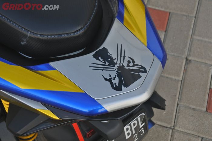 Logo Wolverine tercetak di bagian belakang Honda PCX 150 nyentrik ini.