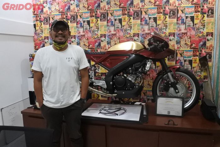 Donny Ariyanto, punggawa Studio Motor beserta Yamaha XSR 155 caferacer garapannya.