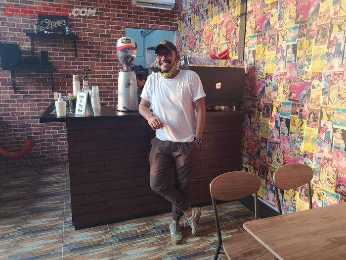 Donny Ariyanto di dalam coffee shop Studio Motor miliknya.