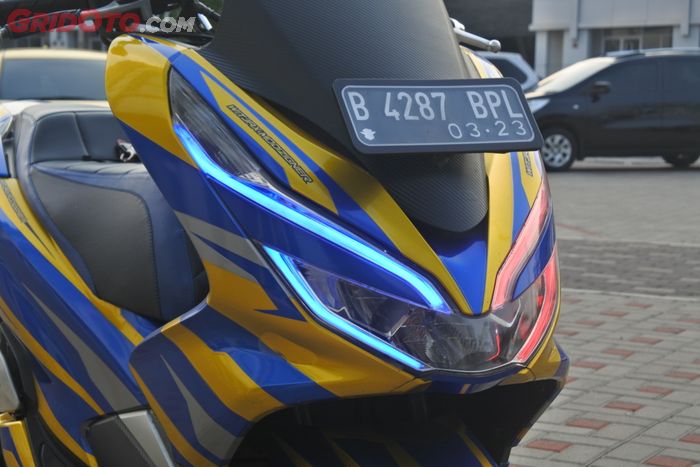 Pakai lampu DRL warna biru dan merah. Tampil manis.