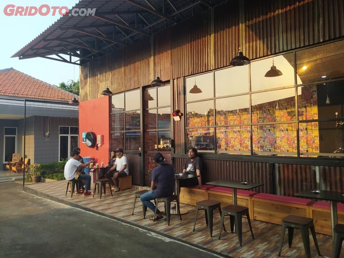 Ada coffee shop di markas baru Studio Motor. Bisa buat 'kongkow' nih!