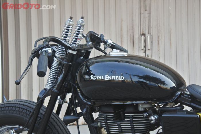 Tangki Royal Enfield Classic 500 masih dipertahankan, hanya dipermanis dengan custom paint saja.