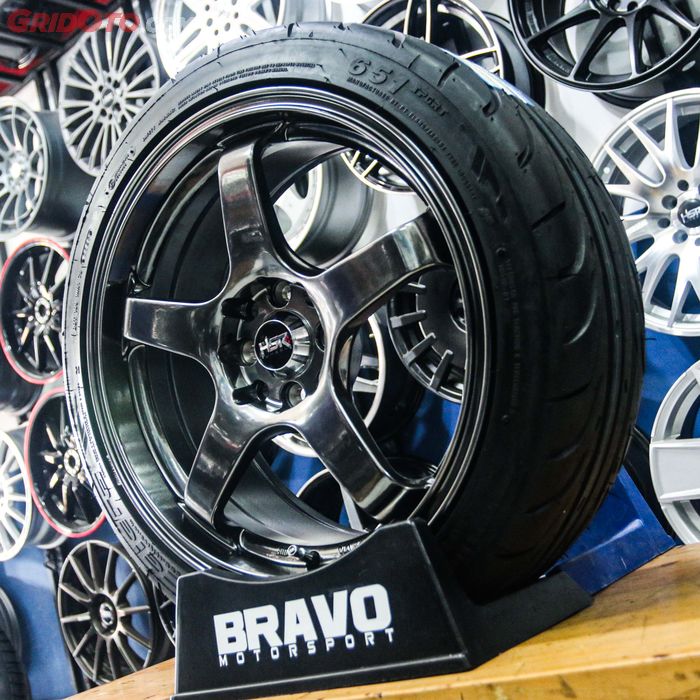 ILUSTRASI pelek dengan penggunaan ban semi slick