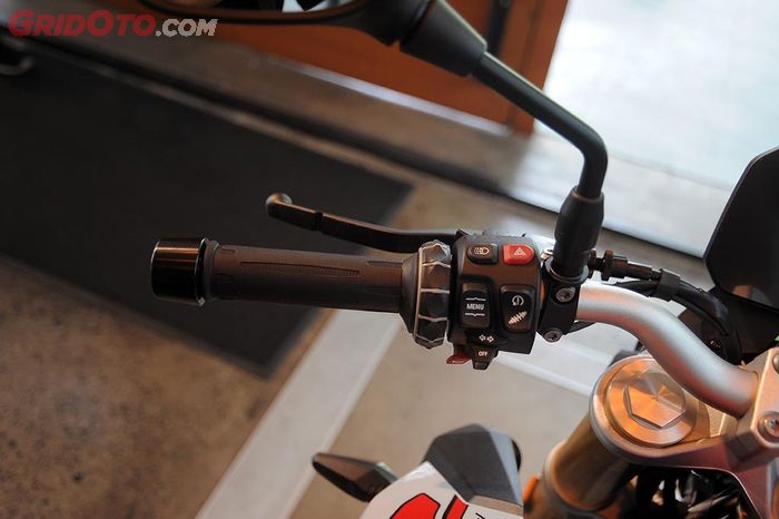 Tombol pengaturan suspensi BMW F 900 R