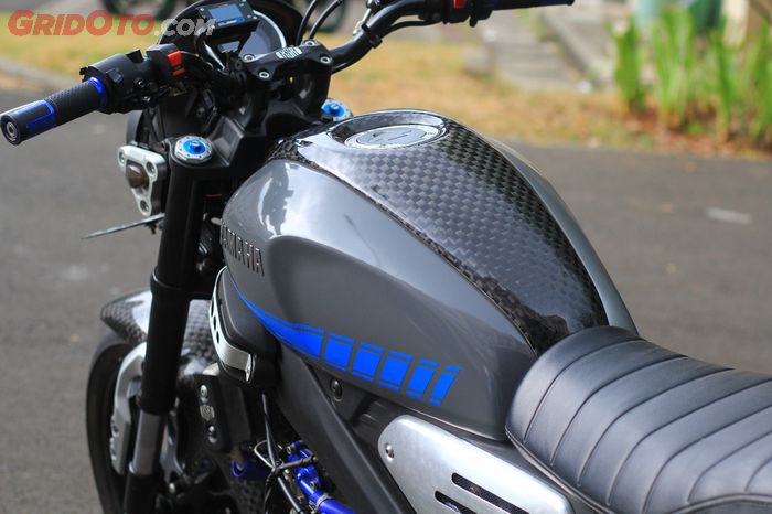 Cover tangki bensin abu-abu berpadu stripping biru dan carbon kevlar motif besar, sporty banget