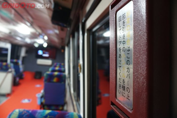 Ornamen bertuliskan huruf Jepang pada bus klasik Mitsubishi Fuso RM 