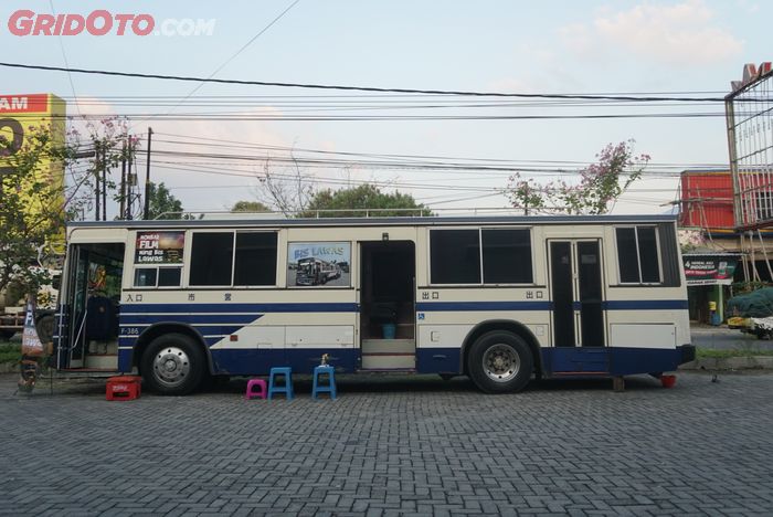 Bus Jepang klasik Mitsubishi Fuso RM diubah menjadi mirip bioskop