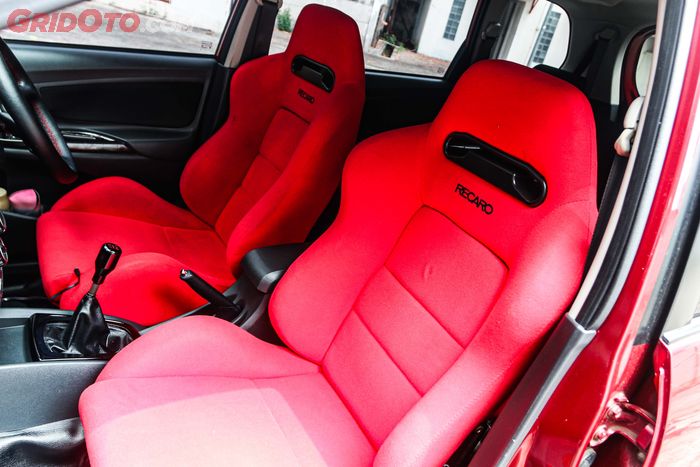 Modifikasi Toyota Veloz punya sepasang semi bucket seat replika dari Recaro SR3