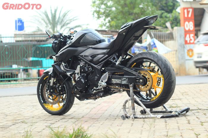 Modifikasi Yamaha mT-25 menjadi lebih padat menggunakan kaki-kaki moge