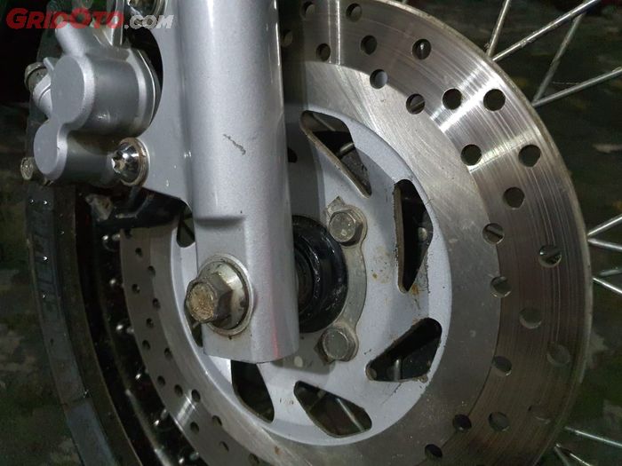 Ilustrasi piringan atau cakram motor yang masih tebal, bisa jadi ciri-ciri motor jarang dipakai nih !