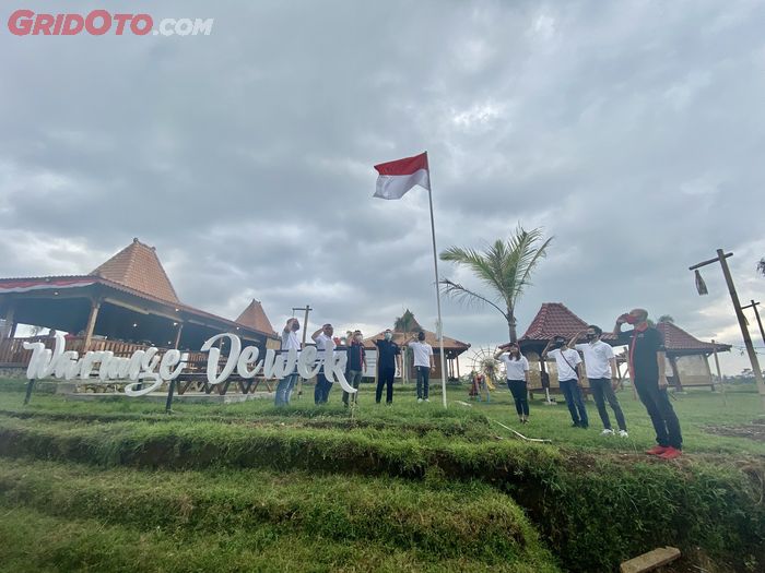 Komunitas Civic Turbonesia (CVT) Chapter Jateng-DIY melakukan hormat bendera Merah Putih untuk memperingati HUT ke-75 RI