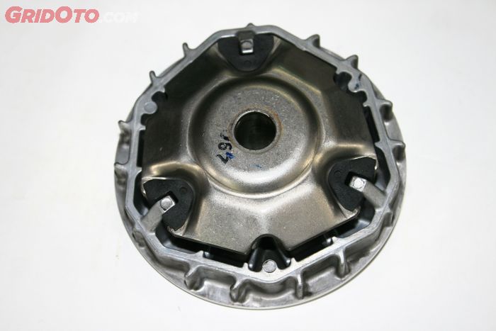 Slider CVT yang rusak bisa memunculkan suara berisik di pulley primer motor matic