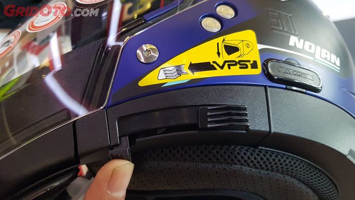 Geser tuas samping untuk membuka dual visor, dan tekan untuk menutup
