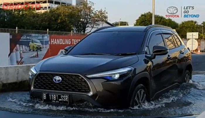 Toyota Corolla Cross Hybrid saat dites melewati genangan air