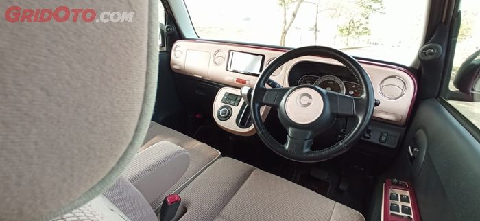 Interior Daihatsu Mira Cocoa tampak senada dengan eksterior