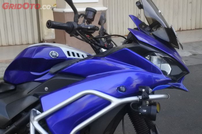 Bagian fairing Yamaha R25 ini dirombak agar sedikit diatas posisinya.