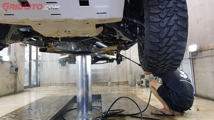 Semprotan Air Tekanan Tinggi Diperlukan Dalam Proses Undercarriage Detailing